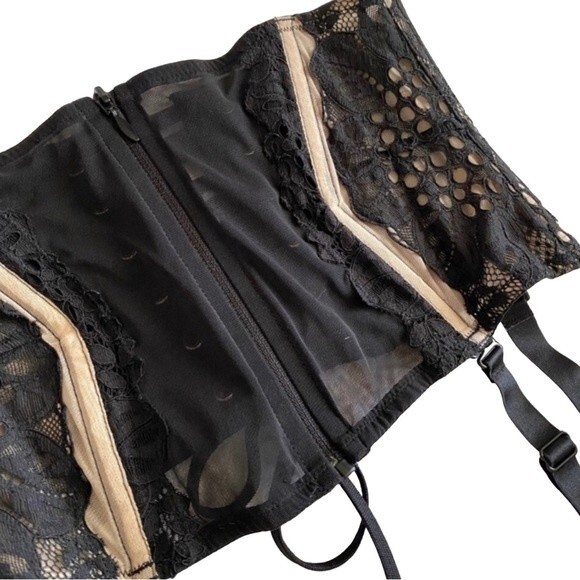Victoria’s Secret black mesh garter belt waist cincher corset M/L - Picture 7 of 8